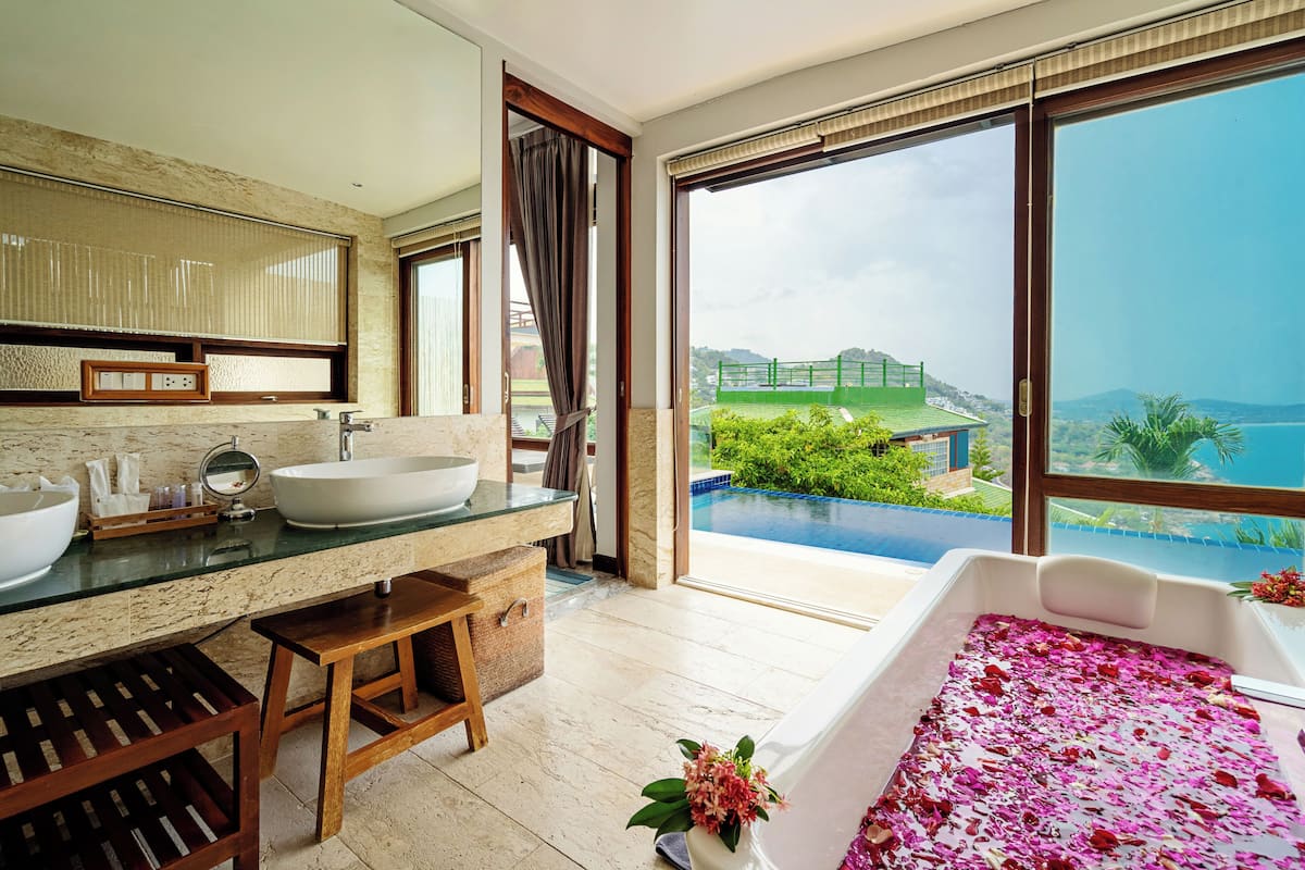 2 Bedrooms Ocean View Pool Villa | Baño | Artículos de higiene personal de diseño, secador de pelo y albornoces