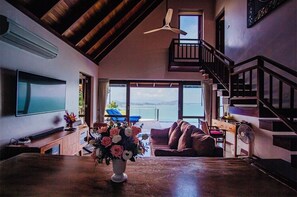3 Bedroom Grand Pool Villa | Zona de estar | Una televisión de pantalla plana, Netflix, servicios de streaming