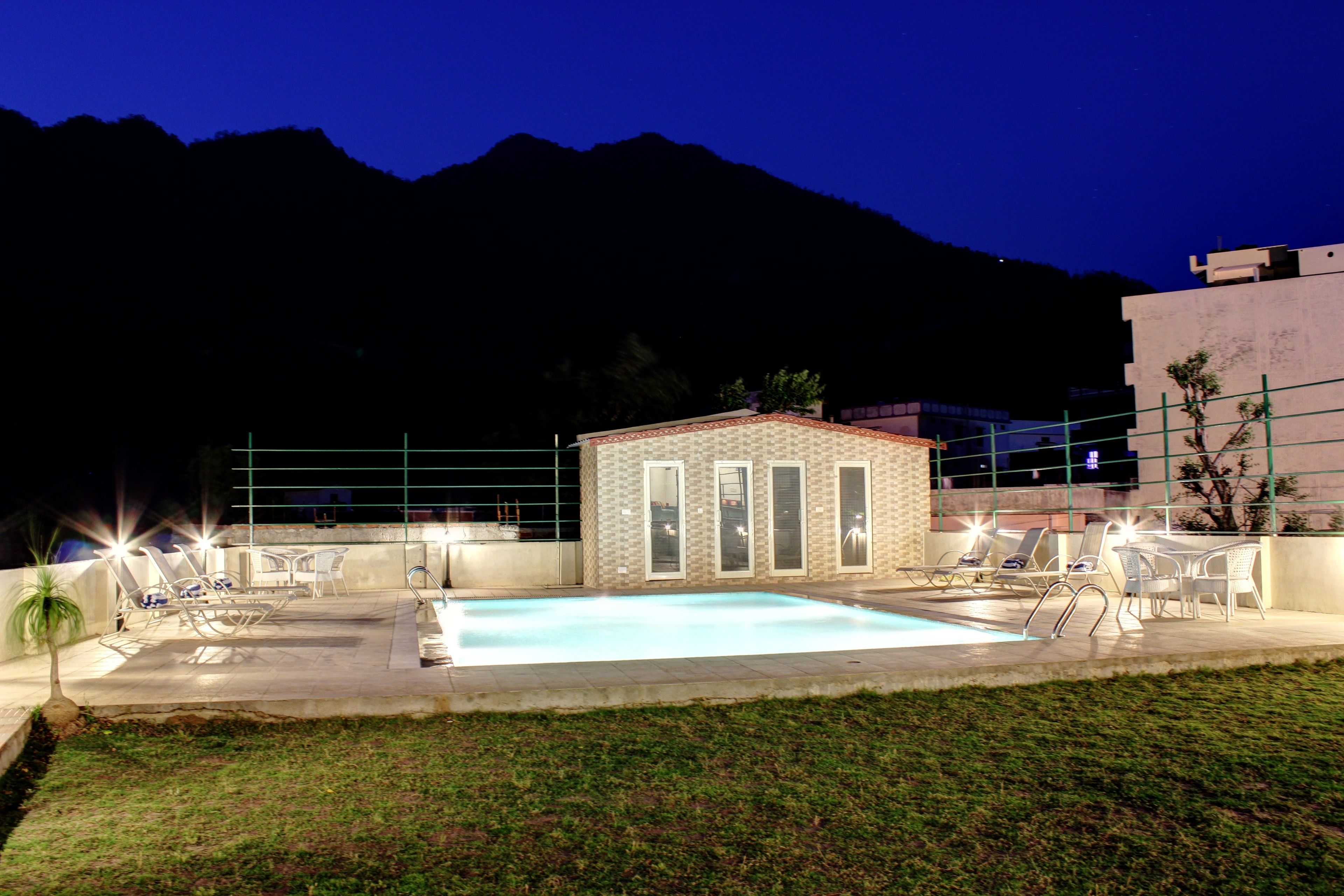 seasonal outdoor pool, free pool cabanas, pool loungers