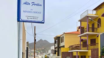 Imóvel residencial chamado Alto Fortim, da MindeloHost, com uma placa de identificação e detalhes de contato.