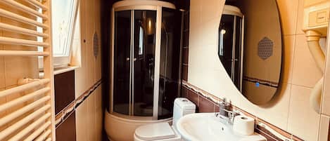 Standardværelse med 2 enkeltsenge - 2 enkeltsenge - ikke-ryger | Badeværelse | Bruser, brusehoved med hydromassage, gratis toiletartikler, hårtørrer
