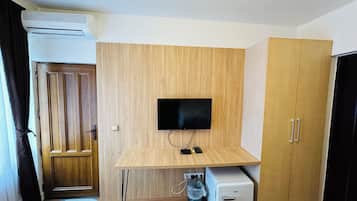 Quarto duplo standard, 2 camas de solteiro, para não fumantes | 1 quarto, frigobar, cofres nos quartos, escrivaninha