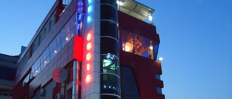 Façade de lâhĂ©bergement - soirĂ©e/nuit