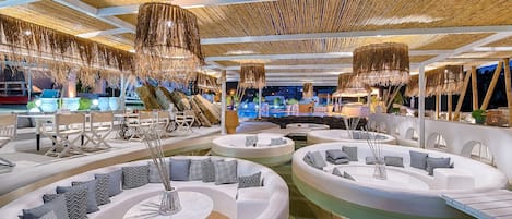 Uitzicht op het zwembad, serveert lunch en brunch