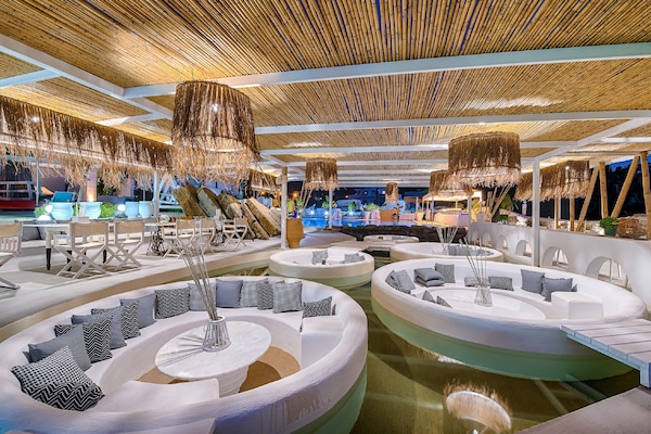 Ofrece almuerzos y brunch (con vistas a la piscina)