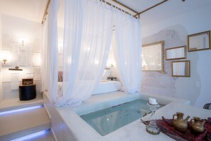 Premium Suite with Private Pool | Baignoire relaxante profonde