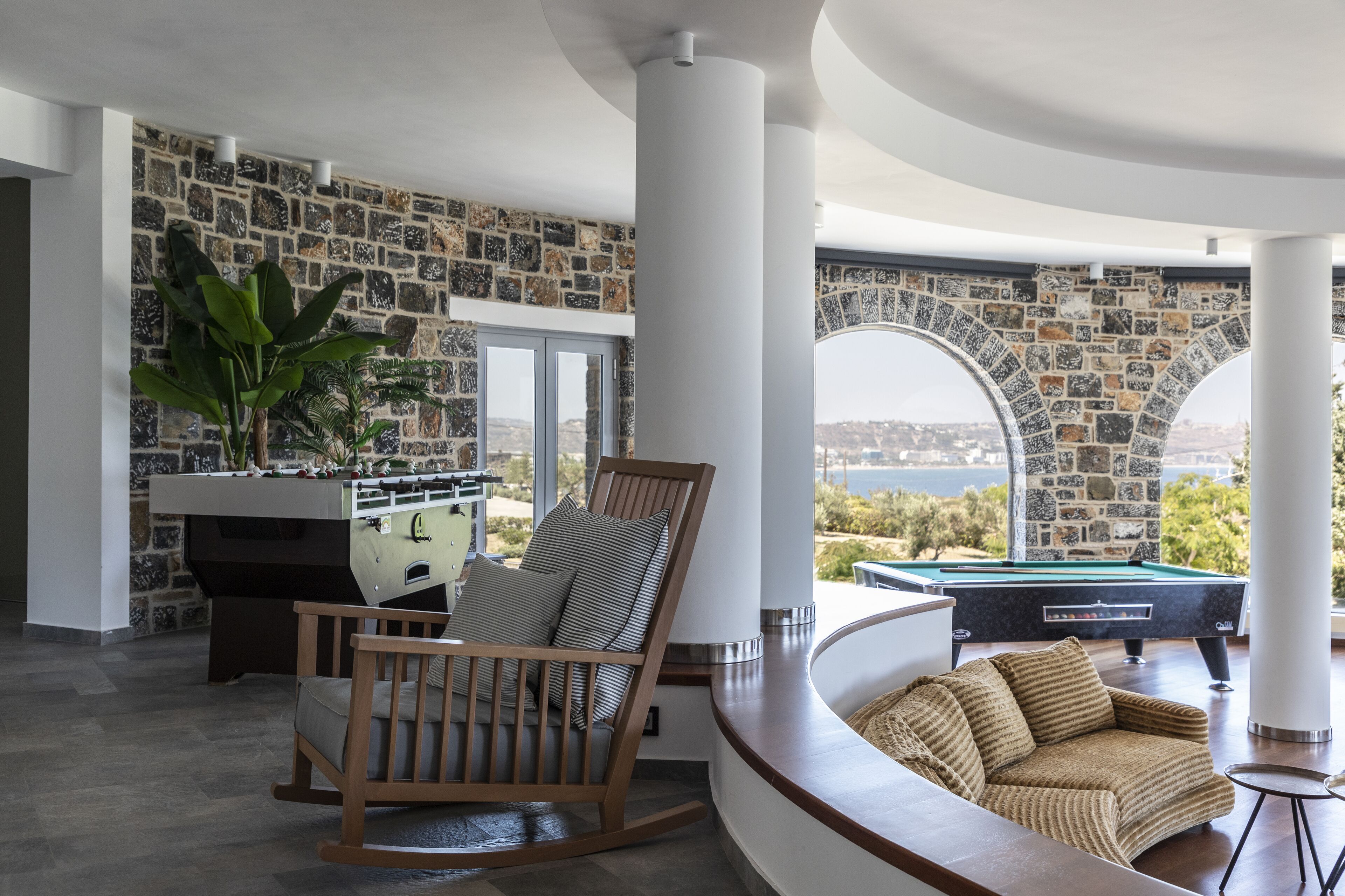 Villa Noura with Private Pool, Sea View | Área de sala de estar | Televisión LED 