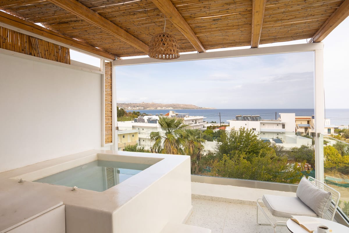 Executive Suite with Outdoor Jacuzzi | Private spa tub