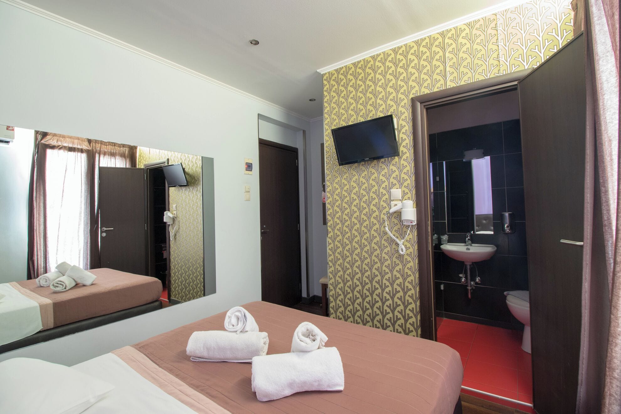 Basic Double Room | In-room safe, soundproofing, iron/ironing board, free WiFi