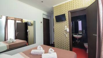 Habitación básica doble | Caja de seguridad en la habitación y insonorización