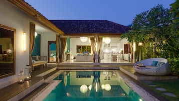 Hồ bơi ngoài trời