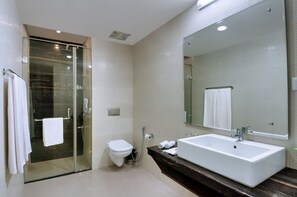 Shower, free toiletries, hair dryer, towels - The Pamposh New Delhi (New Delhi)