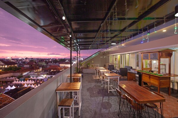 Terrace/patio - Whiz Hotel Malioboro Yogyakarta (Yogyakarta)