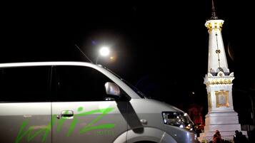 Uma carrinha branca com a marcação