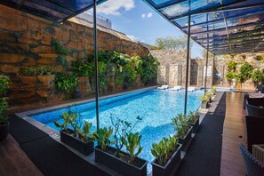 Outdoor pool - Hotel Arjuna (Yogyakarta)