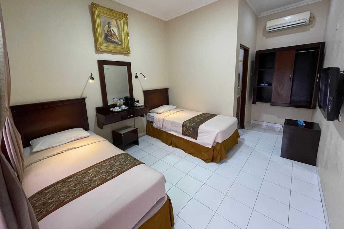 DELUXE POOL ROOM