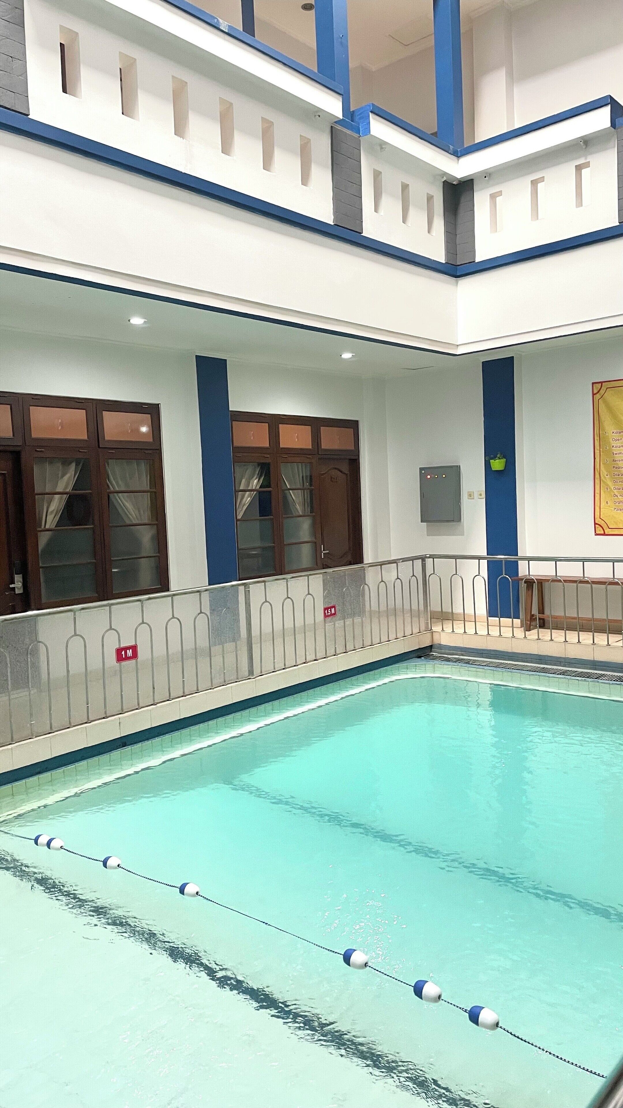 Una piscina cubierta