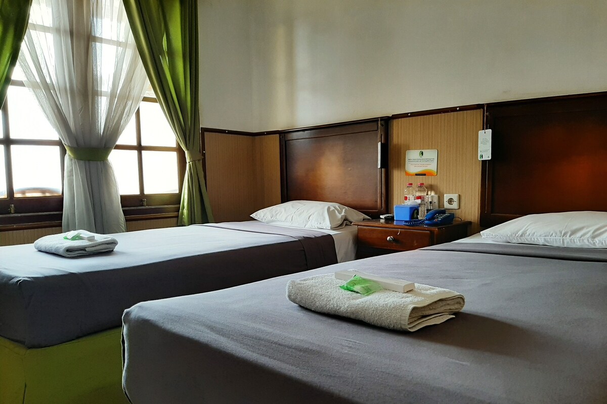Kahden hengen superior-huone (yksi tai kaksi sänkyä) (Room Only) | Tallelokero huoneessa, pimennysverhot, lisävuoteet, ilmainen Wi-Fi