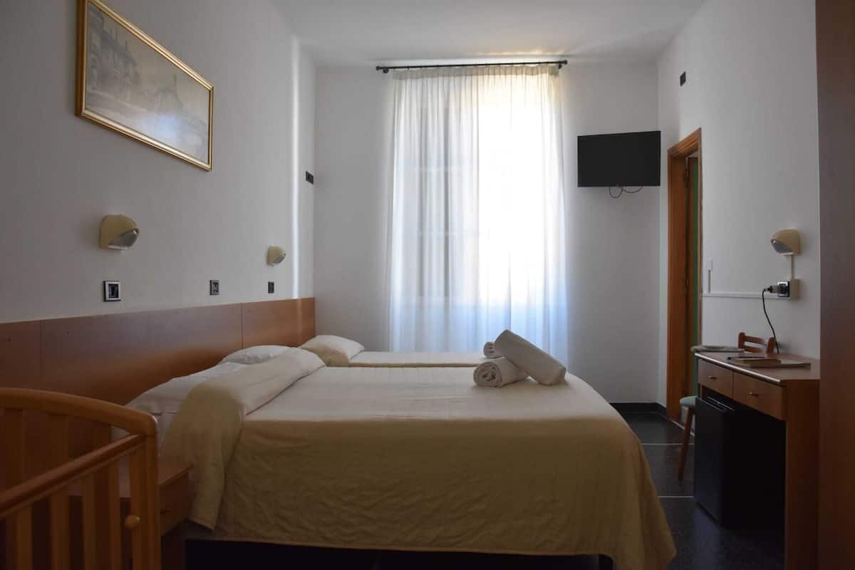 Deluxe Triple Room | 1 bedroom, desk, free WiFi, bed sheets