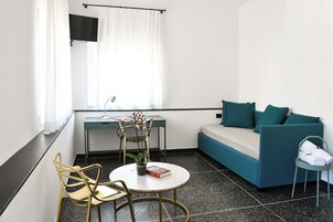 Escritorio, wifi gratis y ropa de cama 