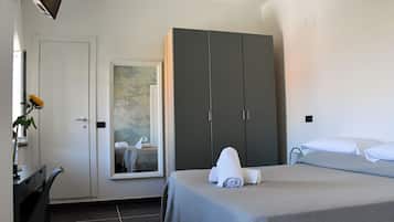 Quarto triplo família | 1 quarto, escrivaninha, Wi-Fi de cortesia, roupa de cama
