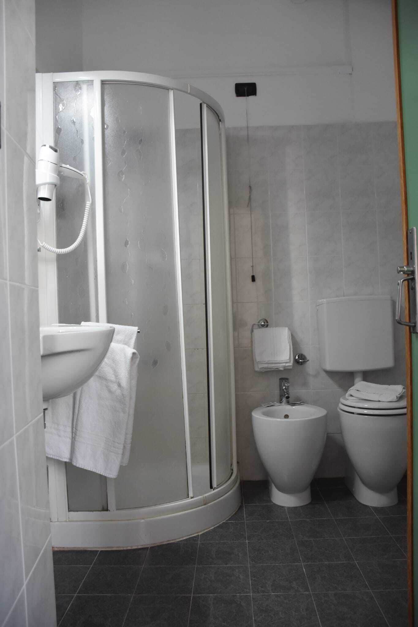 Deluxe-Vierbettzimmer | Badezimmer