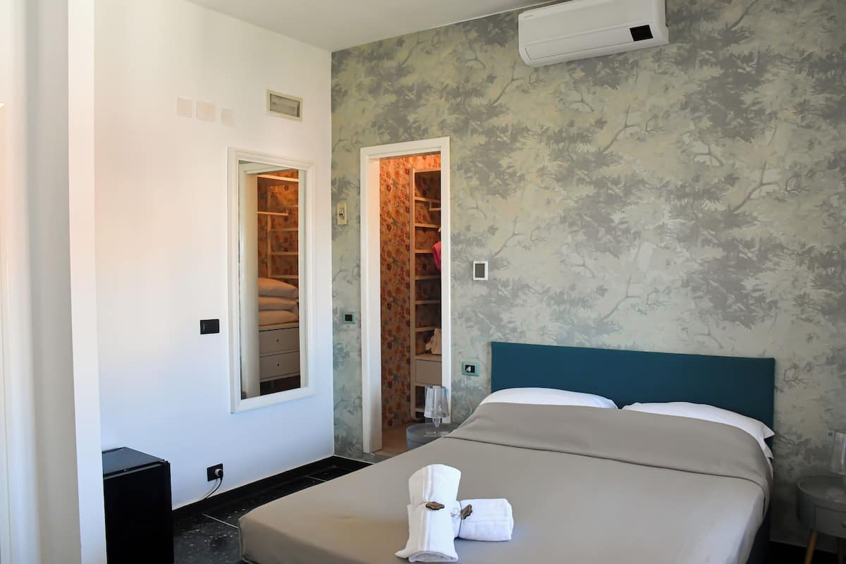 Junior Suite, 1 Double Bed | 1 bedroom, desk, free WiFi, bed sheets
