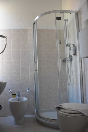 Deluxe-enkeltværelse - 1 enkeltseng | Badeværelse | Bruser, gratis toiletartikler, hårtørrer, bidet