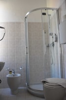 Ducha, artículos de tocador gratuitos, secador de pelo, bidet