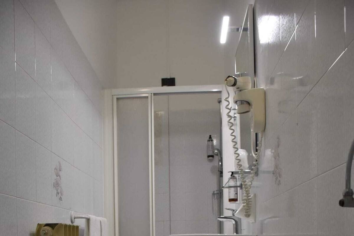 Une salle de bain avec une douche, un lavabo et des toilettes.