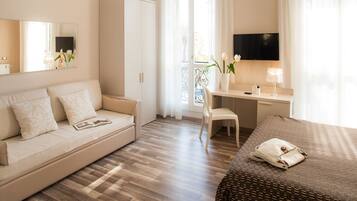 Vierbettzimmer, 2 Bäder | Daunenbettdecken, Minibar, Zimmersafe, Schreibtisch