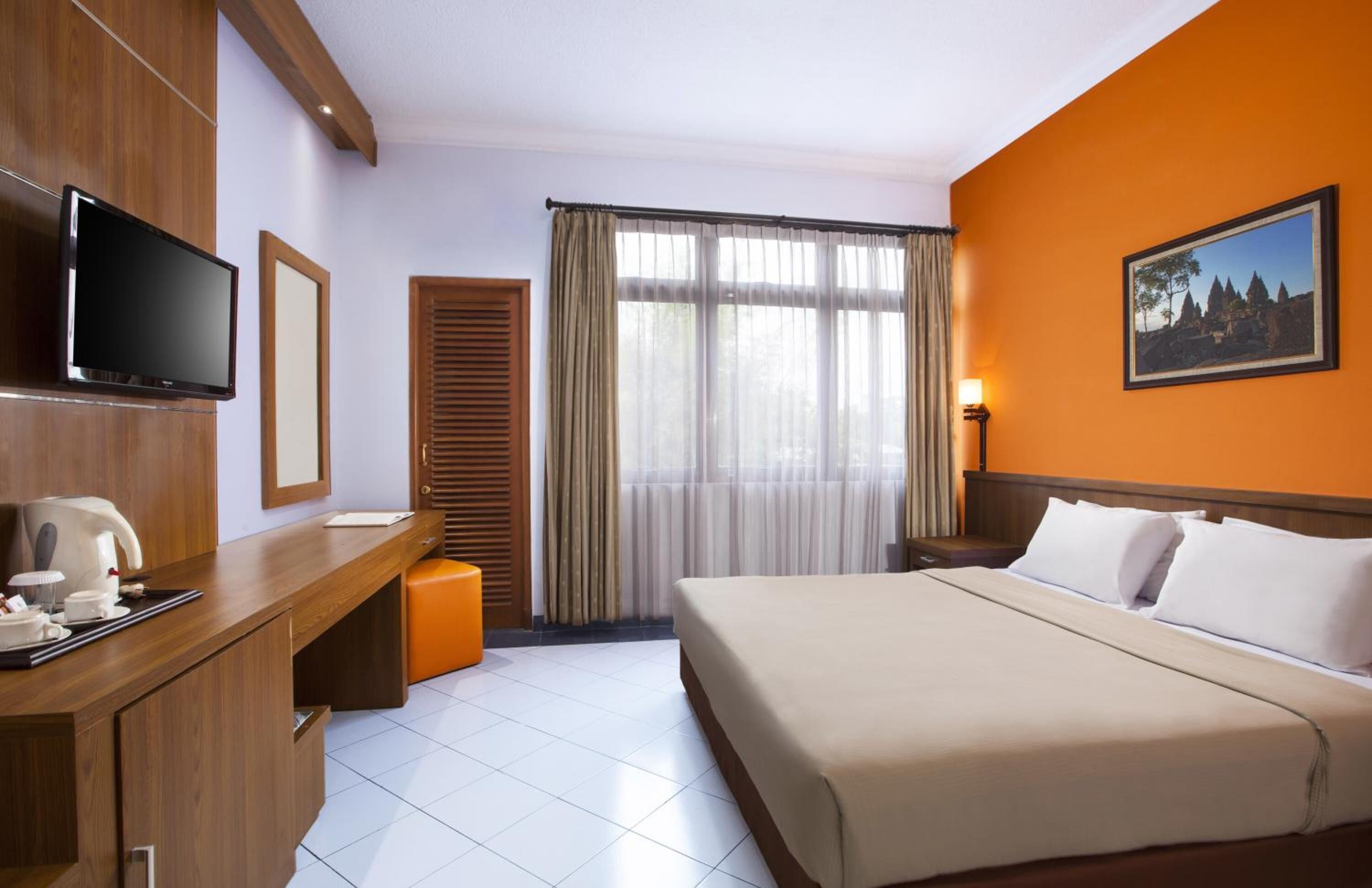 desk, soundproofing, free wifi, wheelchair access