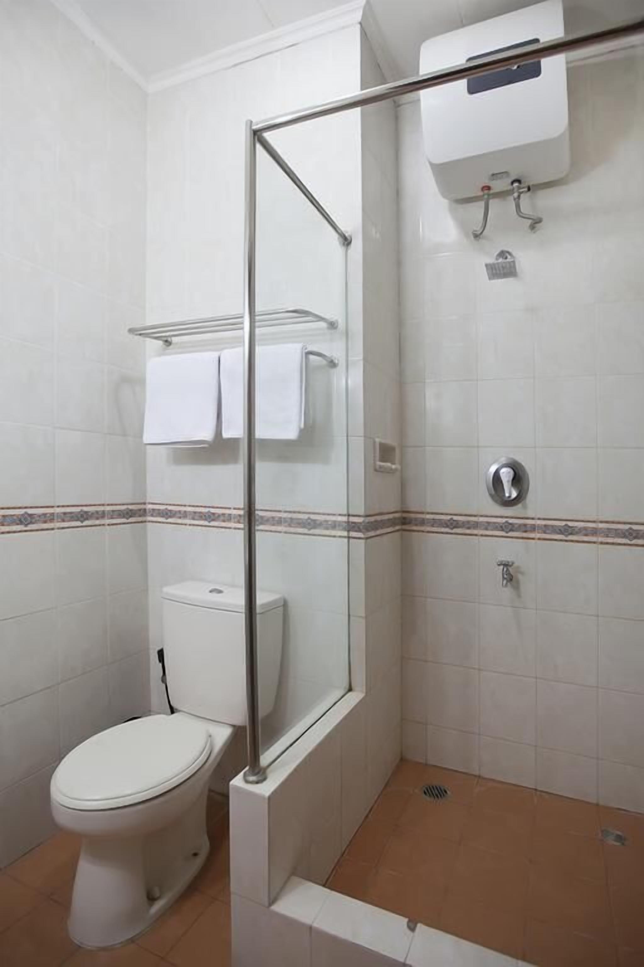 shower, rainfall showerhead, free toiletries, towels