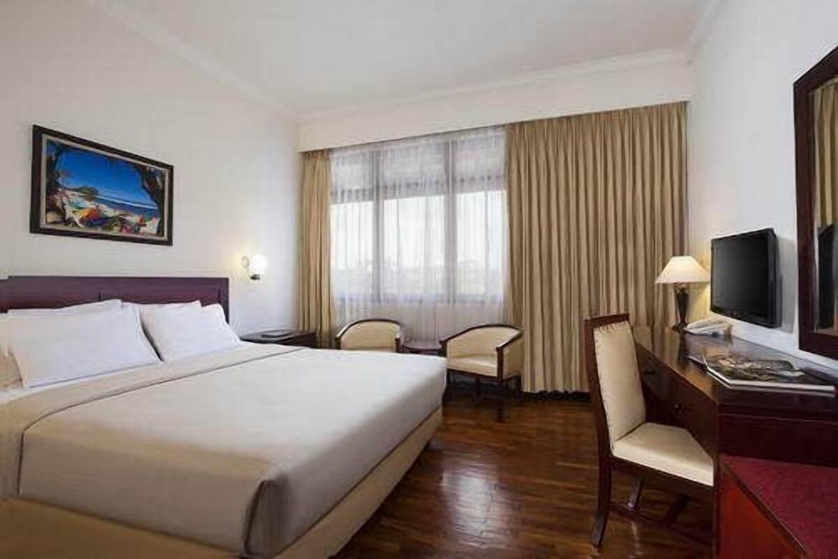 Deluxe Room | Living area | LED TV