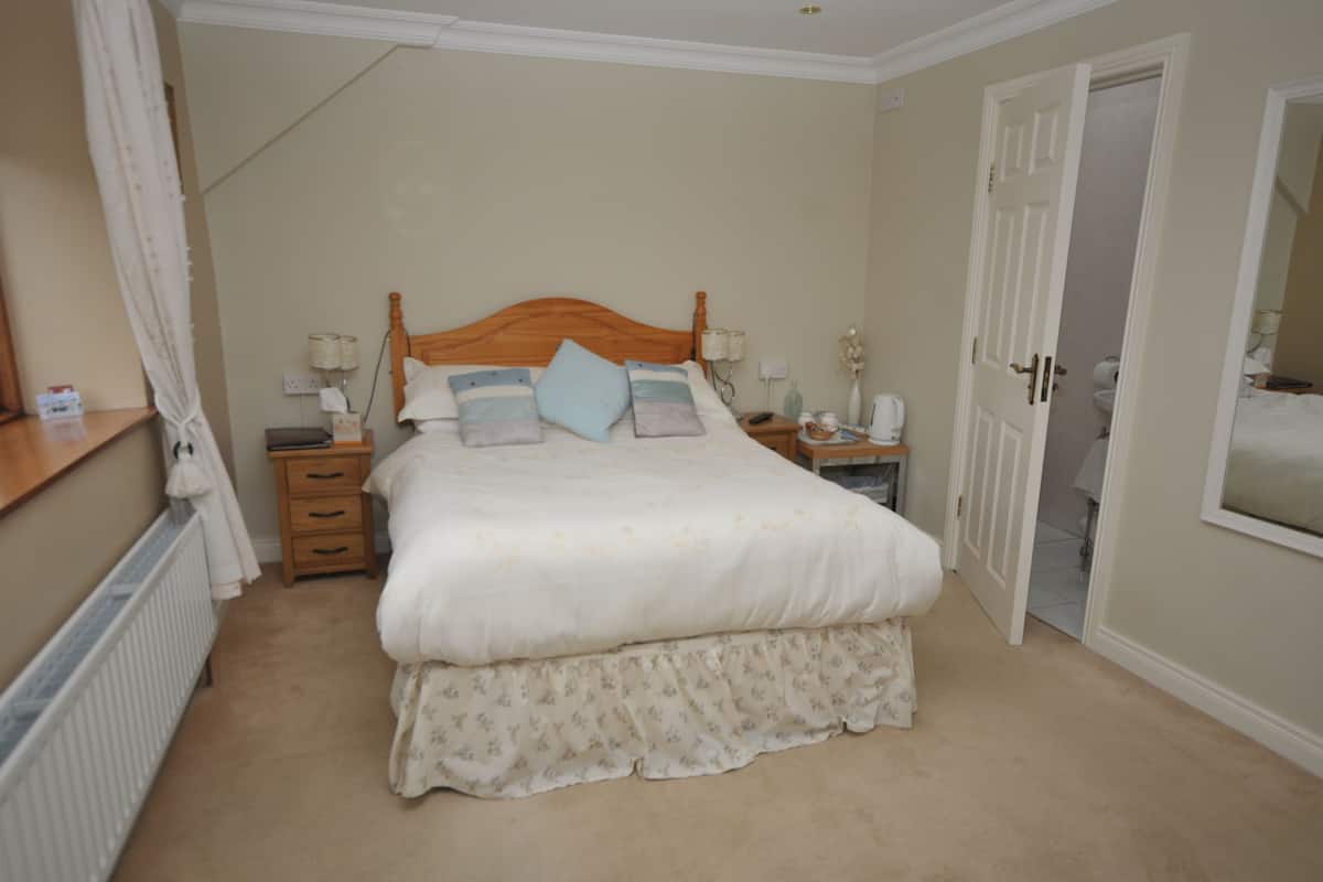Double Room, Ensuite | WiFi (free), bed sheets