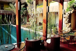 Una piscina al aire libre