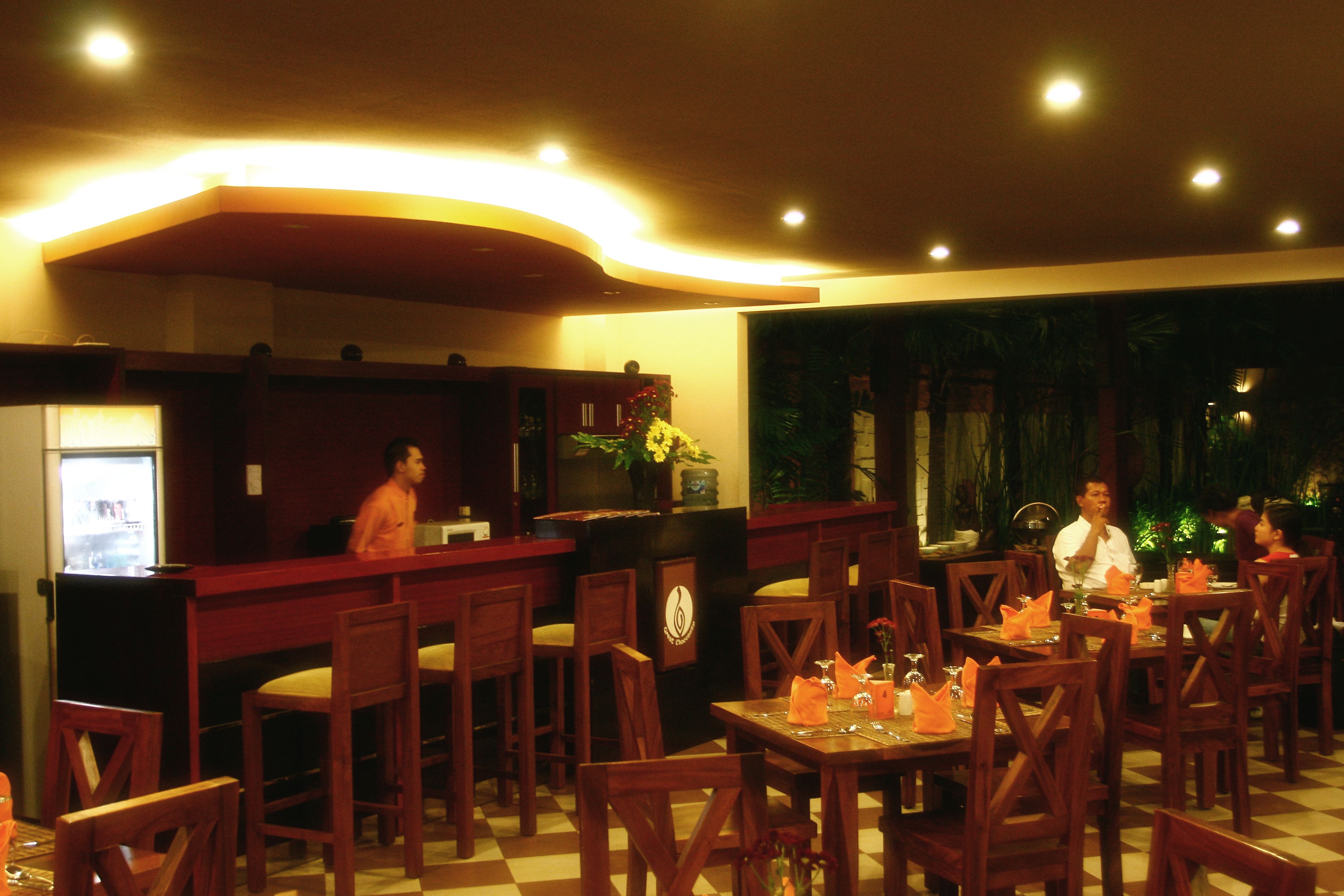 Un restaurante con muebles de madera y piso a cuadros.
