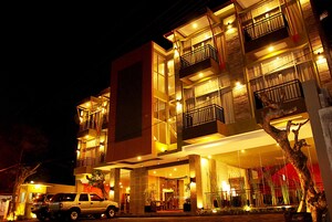 Fachada de la propiedad por la tarde o noche