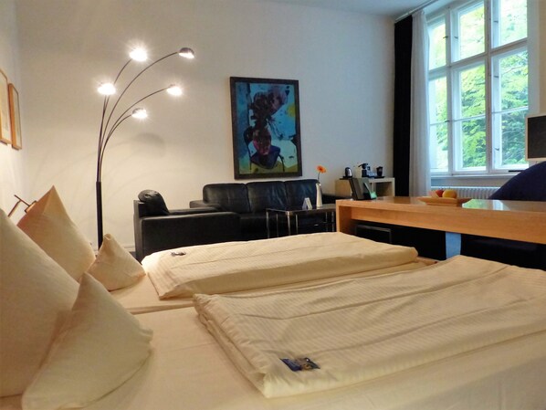 Allergikerbettwaren, Minibar, Zimmersafe, individuell dekoriert