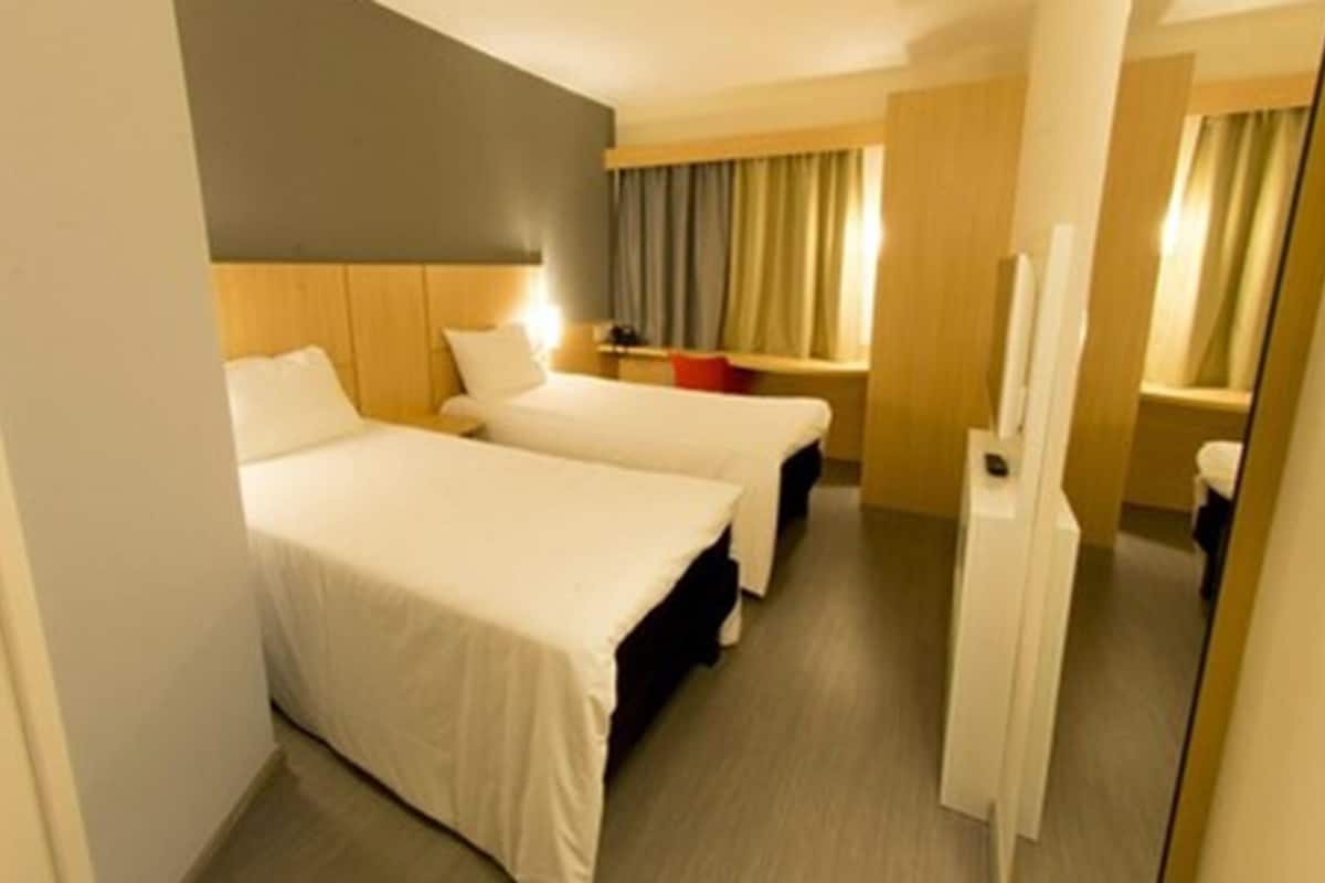 standard room, 1 double bed | bathroom | shower, hair dryer, towels