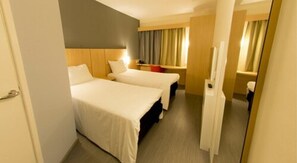 Quarto standard, 1 cama de casal | Banheiro | Chuveiro, secador de cabelo, toalhas de banho 