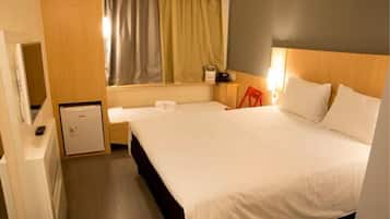 Standardzimmer, 1 Doppelbett | 2 Schlafzimmer, Minibar, Zimmersafe, Schreibtisch