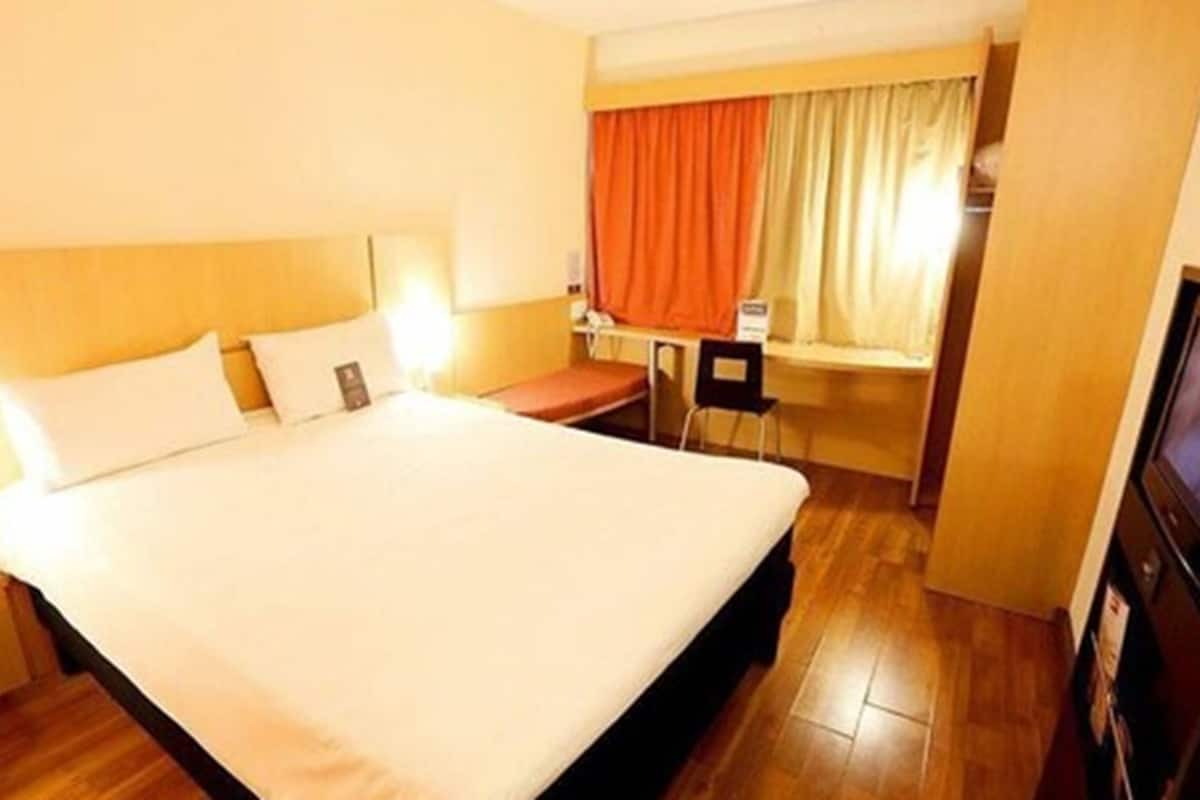 standard room, 1 double bed | 1 bedroom, minibar, in-room safe, desk