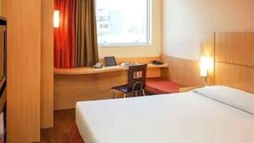 Kamar Standar, 1 Tempat Tidur Double | 2 kamar tidur, minibar, brankas, dan meja kerja