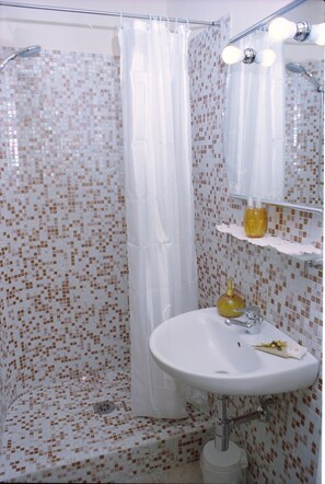 Shower, free toiletries, hair dryer, bidet - B&B Cribò (San Giuliano Terme)