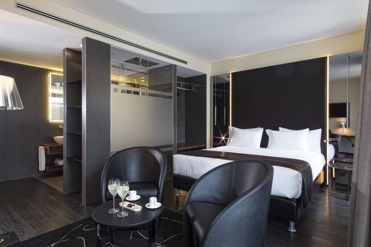 Premium bedding, pillowtop beds, minibar, in-room safe