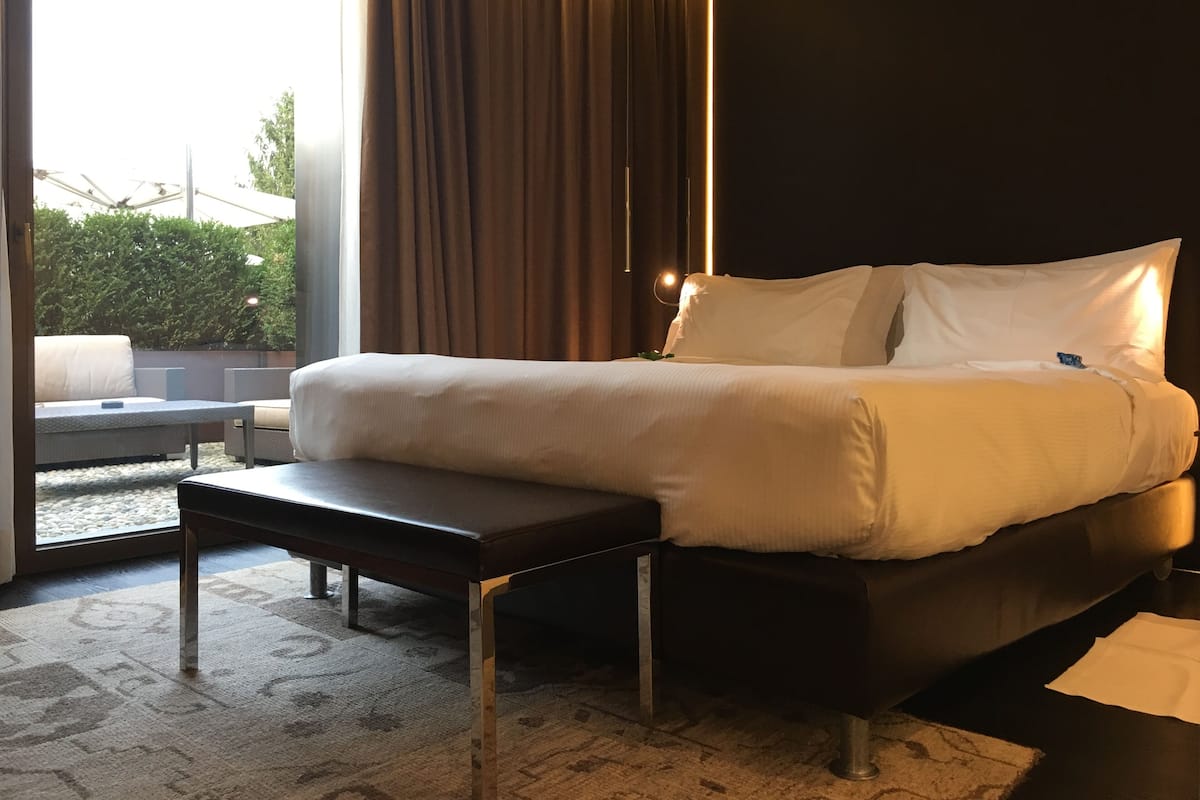 Premium bedding, pillow-top beds, minibar, in-room safe