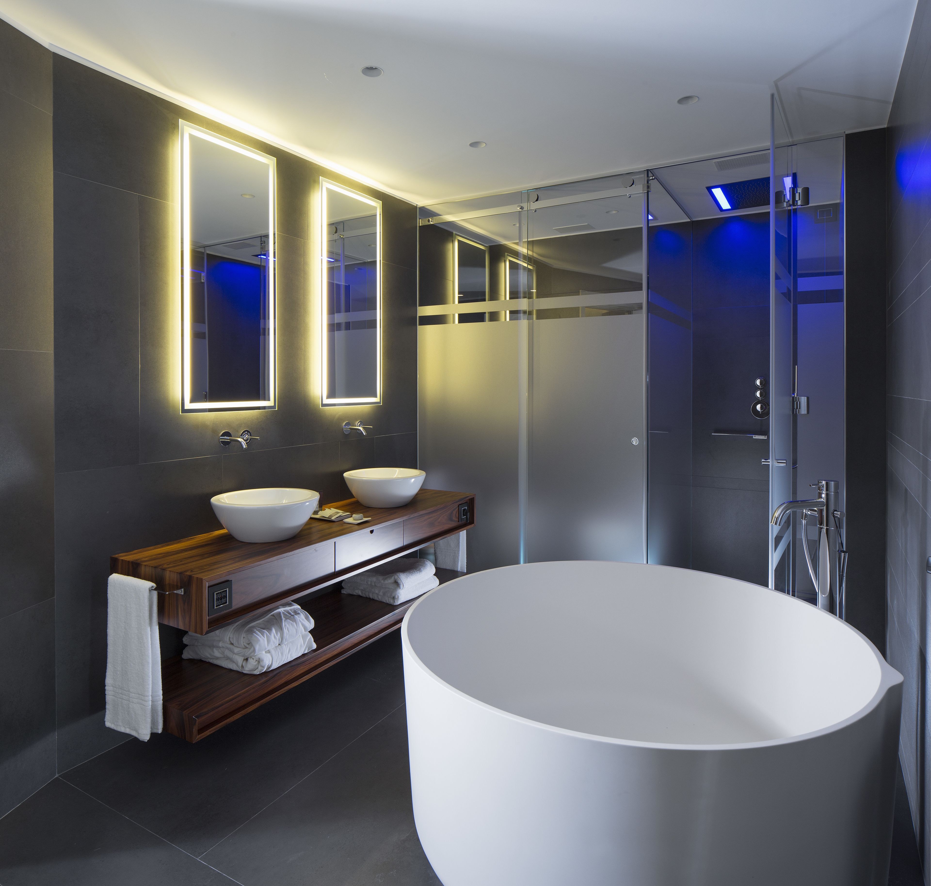 Premier-Zimmer | Badezimmer | Designer-Toilettenartikel, Haartrockner, Bademäntel, Hausschuhe