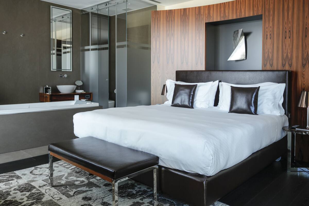 Suite | Premium bedding, pillowtop beds, minibar, in-room safe