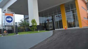 An EDU HOSTEL sign with an arrow pointing right, indicating the direction to Masuk. - EDU Hostel (Yogyakarta)